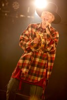 山田義孝（Vo）（写真提供：ポニーキャニオン）