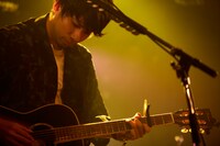 吉田結威（G, Vo）（写真提供：ポニーキャニオン）