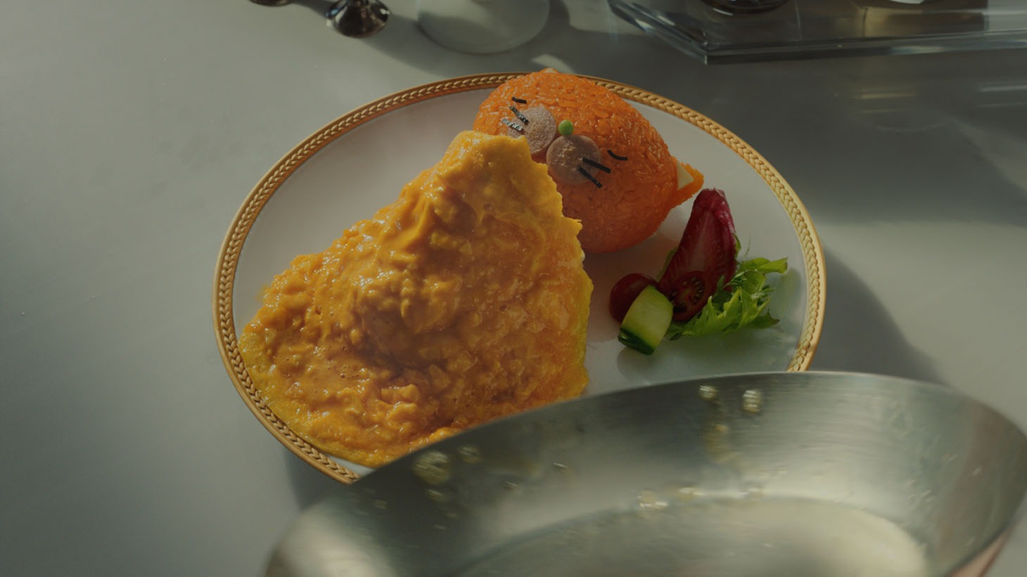 「きよら グルメ仕立て」テレビCM「グルメな人篇」のワンシーン。