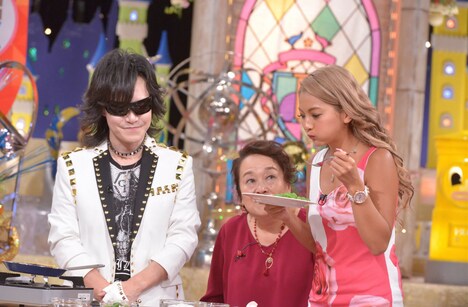 トリュフ入りの玉子焼きをゆきぽよにふるまうToshl（左）。(c)読売テレビ