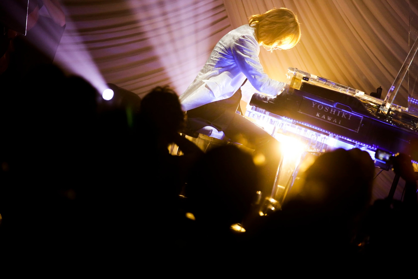 「EVENING WITH YOSHIKI 2018 IN TOKYO JAPAN 6DAYS 5TH YEAR ANNIVERSARY SPECIAL」の様子。