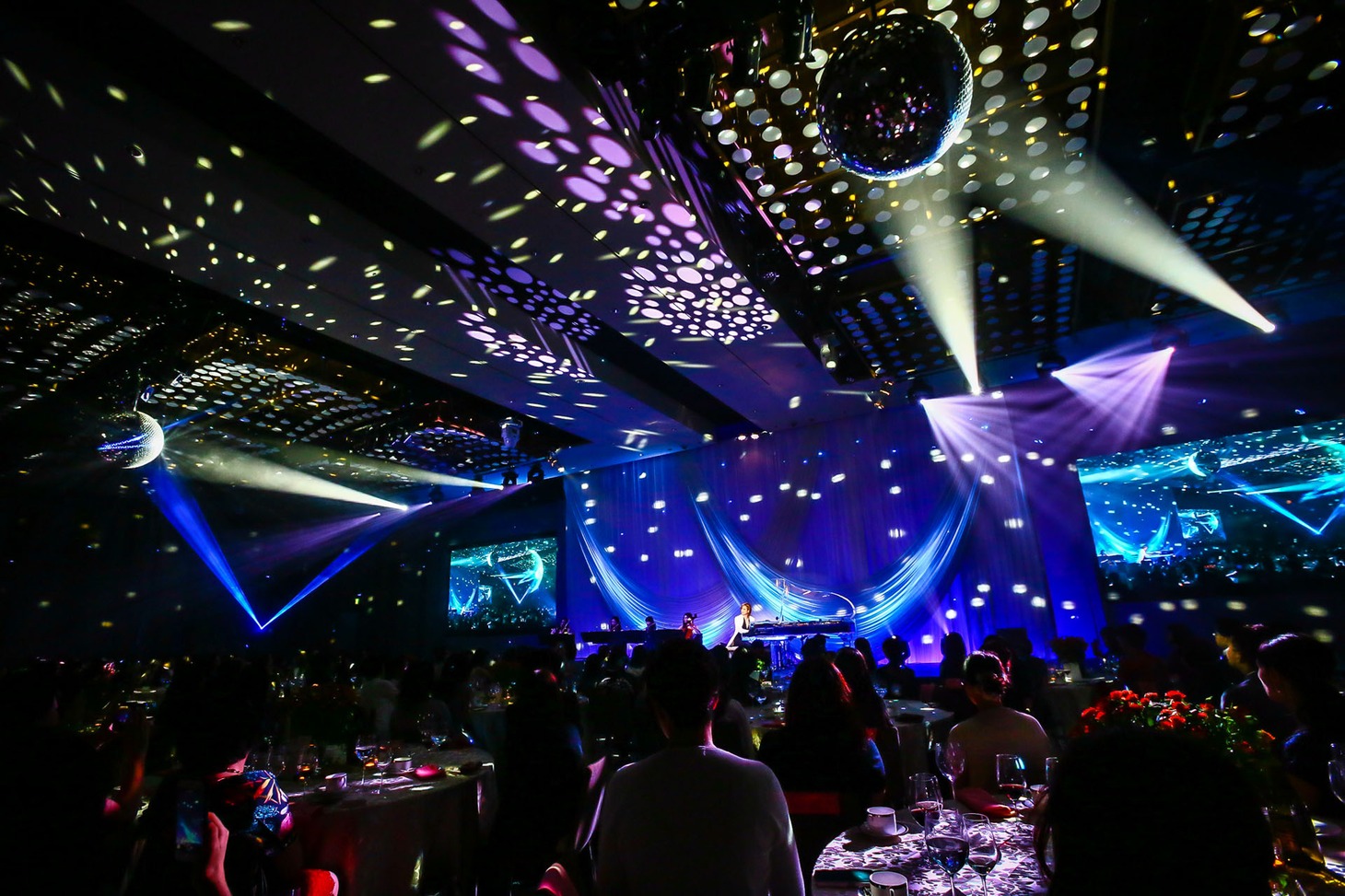 「EVENING WITH YOSHIKI 2018 IN TOKYO JAPAN 6DAYS 5TH YEAR ANNIVERSARY SPECIAL」の様子。