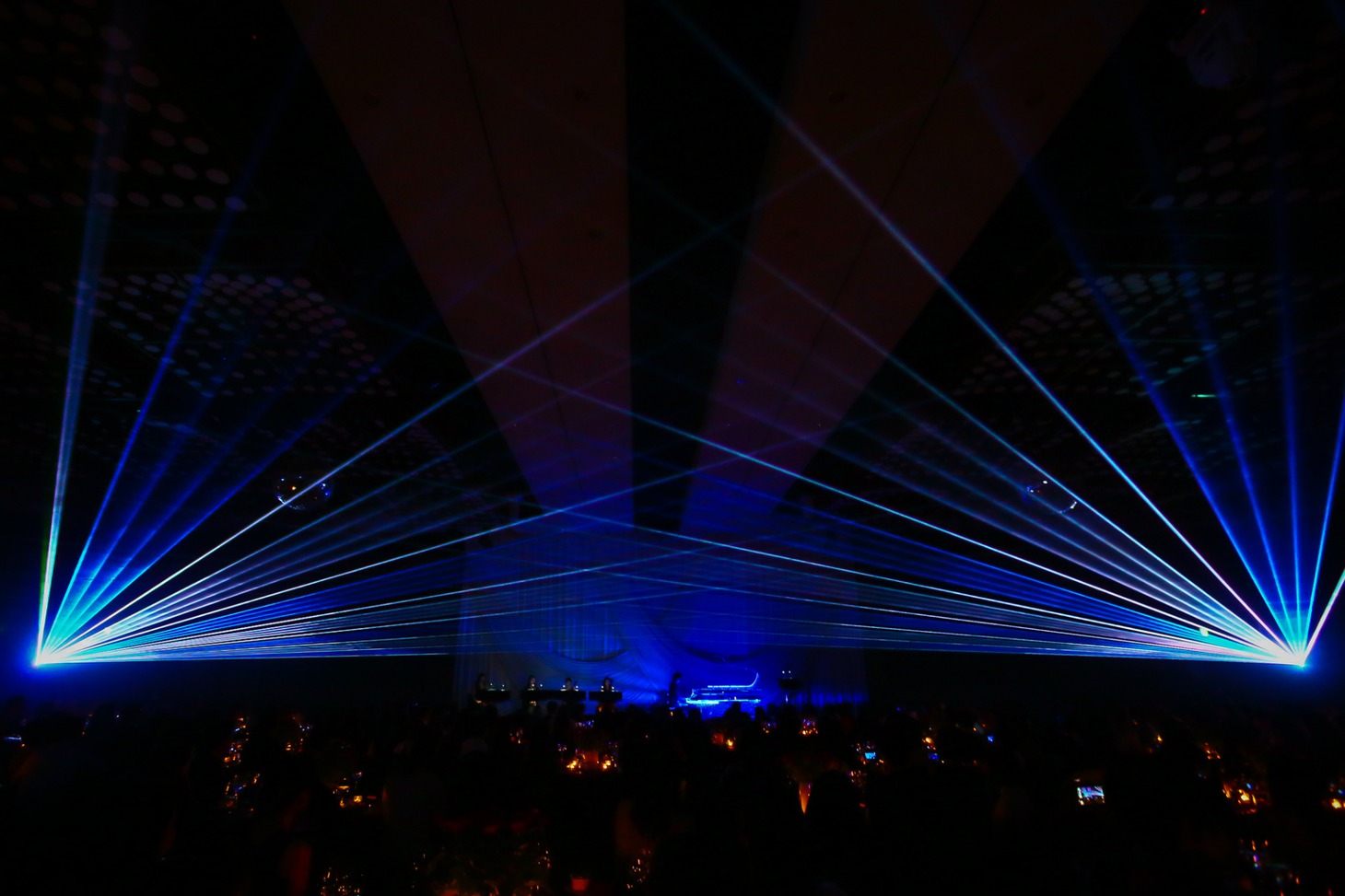 「EVENING WITH YOSHIKI 2018 IN TOKYO JAPAN 6DAYS 5TH YEAR ANNIVERSARY SPECIAL」の様子。