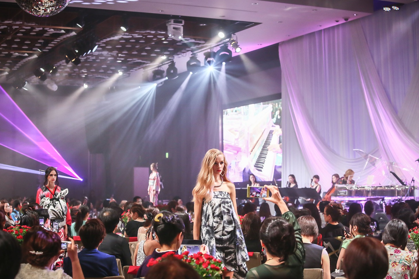 「EVENING WITH YOSHIKI 2018 IN TOKYO JAPAN 6DAYS 5TH YEAR ANNIVERSARY SPECIAL」の様子。