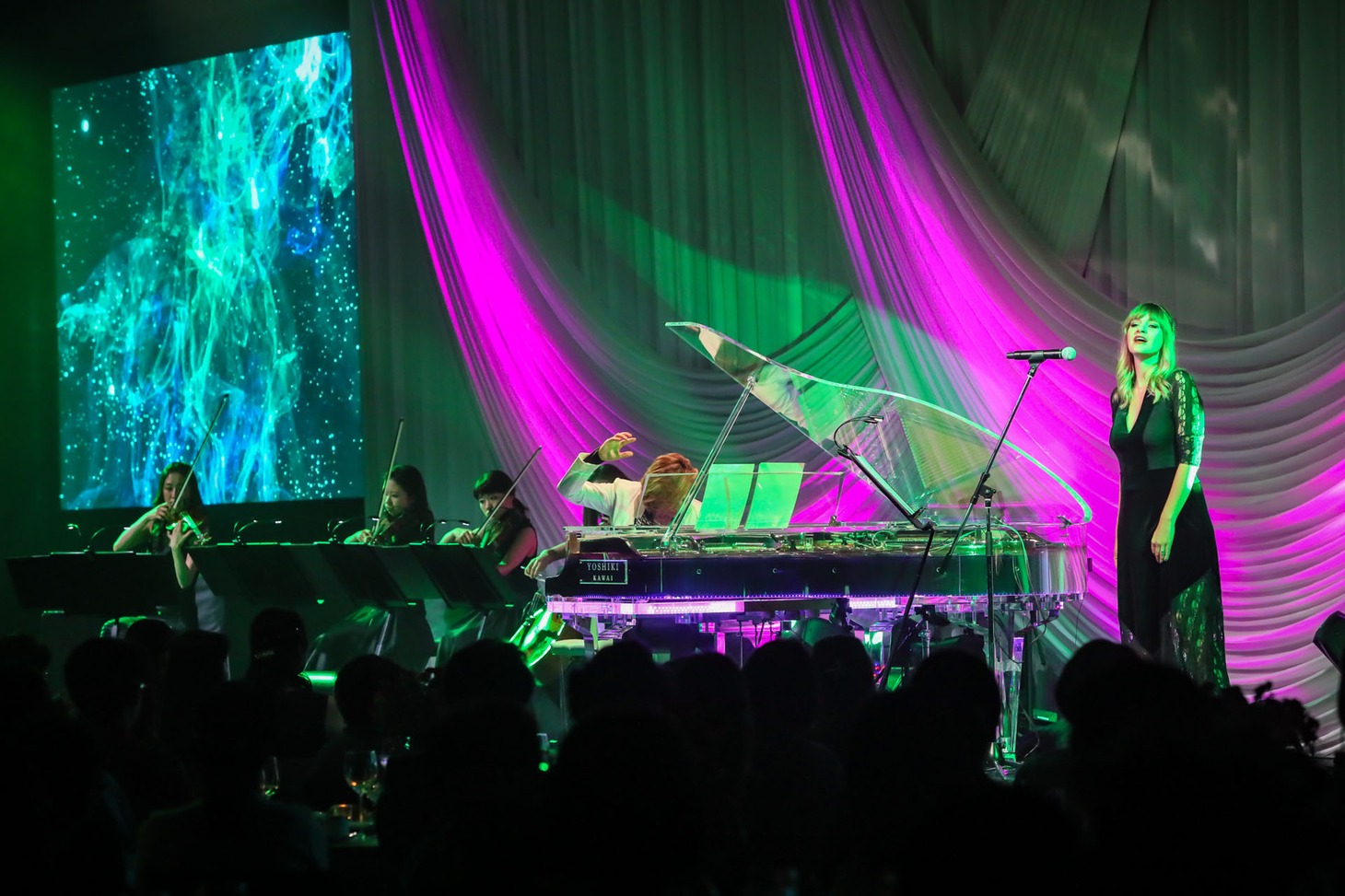 「EVENING WITH YOSHIKI 2018 IN TOKYO JAPAN 6DAYS 5TH YEAR ANNIVERSARY SPECIAL」の様子。