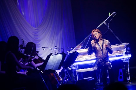 「EVENING WITH YOSHIKI 2018 IN TOKYO JAPAN 6DAYS 5TH YEAR ANNIVERSARY SPECIAL」の様子。