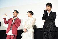 「はーい！」と司会者の真似をする須賀健太（左）