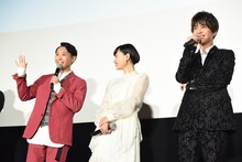 「はーい！」と司会者の真似をする須賀健太（左）