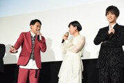 「（クラクションを）なんで押しちゃうの？」と杉咲花（中央）に聞く須賀健太（左）。