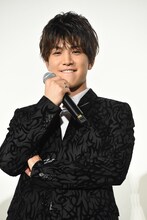 褒められて照れる岩田剛典。