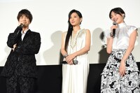 制服を着るのが恥ずかしかったという岩田剛典（左）と大政絢（右）。