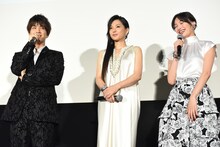 制服を着るのが恥ずかしかったという岩田剛典（左）と大政絢（右）。