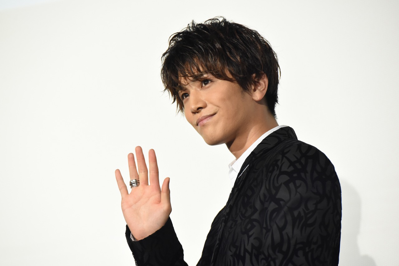 手を振る岩田剛典。