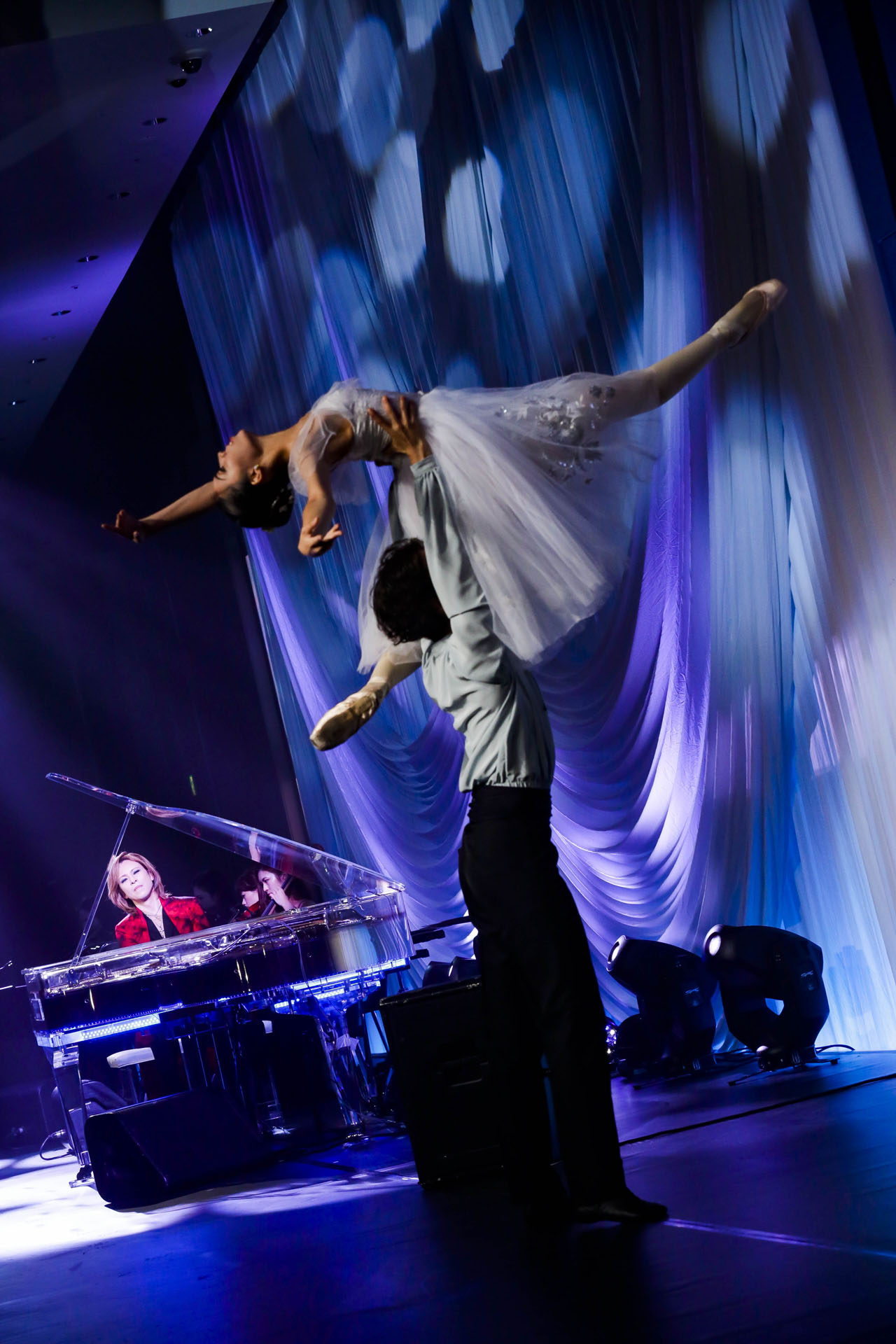 「EVENING WITH YOSHIKI 2018 IN TOKYO JAPAN 6DAYS 5TH YEAR ANNIVERSARY SPECIAL」の様子。