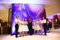 YOSHIKI（中央）と牧阿佐美バレエ団。