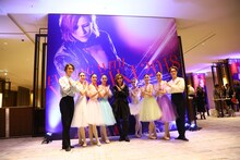 YOSHIKI（中央）と牧阿佐美バレエ団。