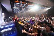 「EVENING WITH YOSHIKI 2018 IN TOKYO JAPAN 6DAYS 5TH YEAR ANNIVERSARY SPECIAL」の様子。