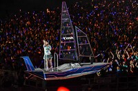 ヨット型フロートに乗って会場を回る水樹奈々。（Photo by kamiiisaka）