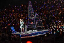 ヨット型フロートに乗って会場を回る水樹奈々。（Photo by kamiiisaka）