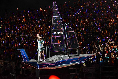 ヨット型フロートに乗って会場を回る水樹奈々。（Photo by kamiiisaka）