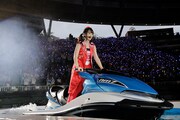 ジェットバイクに乗って登場する水樹奈々。（Photo by kamiiisaka）