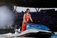 ジェットバイクに乗って登場する水樹奈々。（Photo by kamiiisaka）