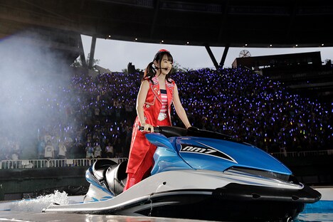 ジェットバイクに乗って登場する水樹奈々。（Photo by kamiiisaka）