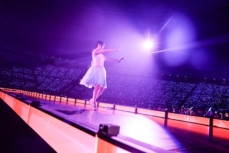 オーディエンスに手を振る水樹奈々。（Photo by kamiiisaka）