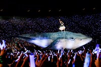 鯨型のフロートに乗って会場を回る水樹奈々。（Photo by kamiiisaka）