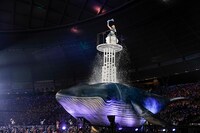 鯨型のフロートに乗って会場を回る水樹奈々。（Photo by kamiiisaka）