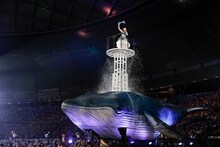 鯨型のフロートに乗って会場を回る水樹奈々。（Photo by kamiiisaka）