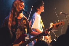 左から松島早紀（B）、小室ぺい（G, Vo）。（Photo by Yuta ito）