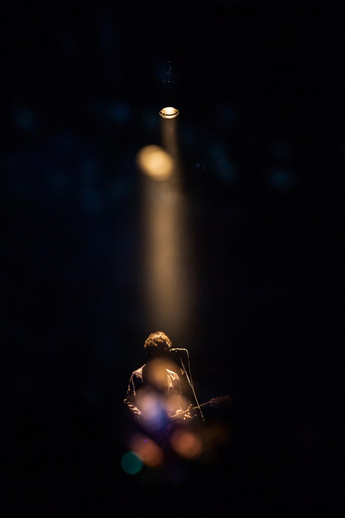 須田景凪。写真は東京・WWW X公演の様子。（Photo by Taku Fujii）