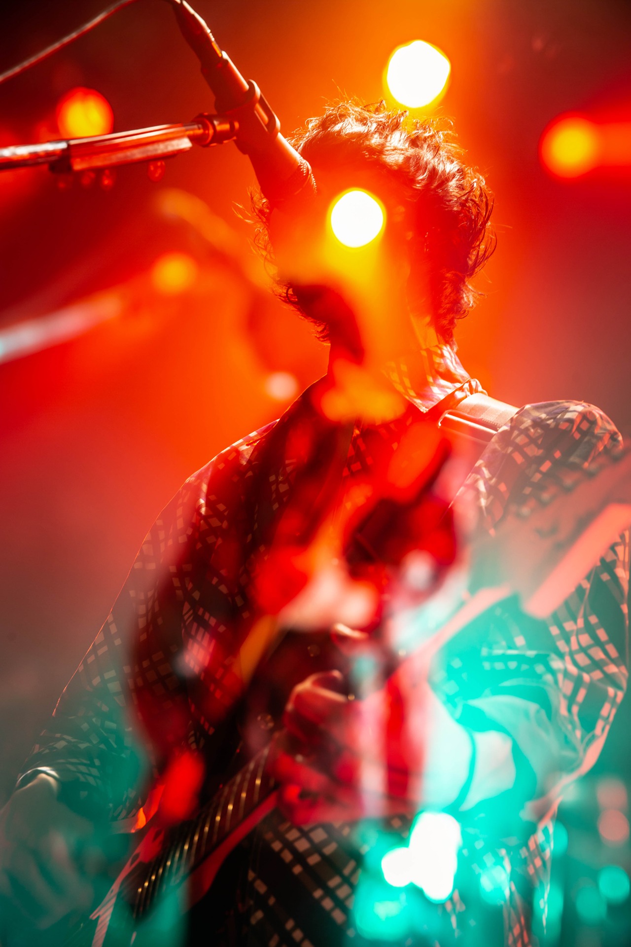 須田景凪。写真は東京・WWW X公演の様子。（Photo by Taku Fujii）