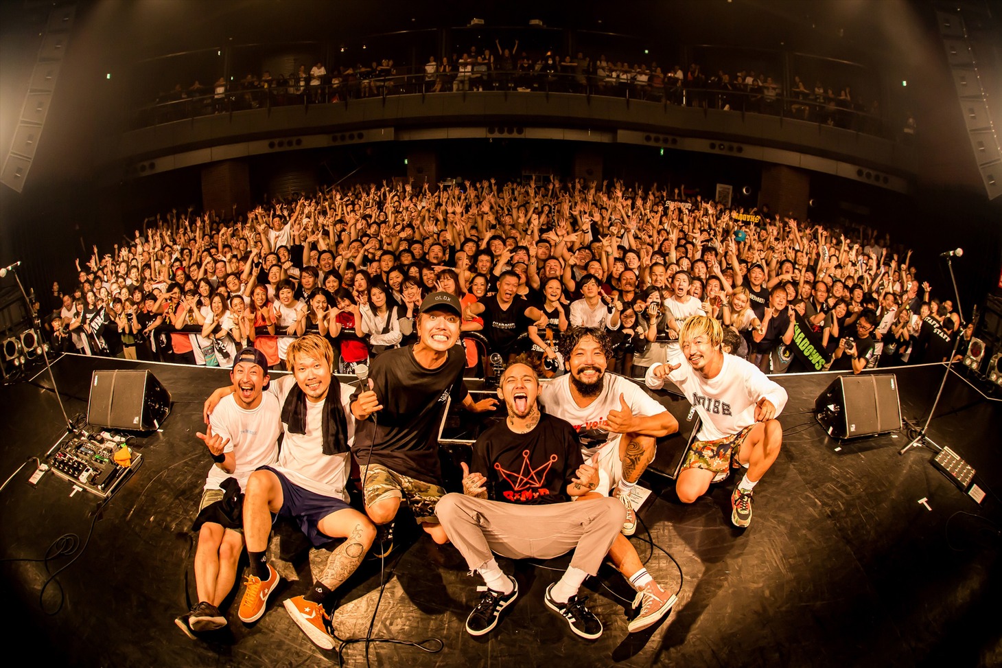 SHADOWS「TORCHES TOUR」東京・TSUTAYA O-EAST公演での記念写真。（Photo by Takashi "TAKA" Konuma）
