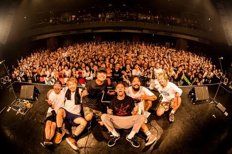 SHADOWS「TORCHES TOUR」東京・TSUTAYA O-EAST公演での記念写真。(Photo by Takashi "TAKA" Konuma)