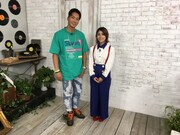 左からSWAY、番組MCのIMALU。 (c)テレビ朝日