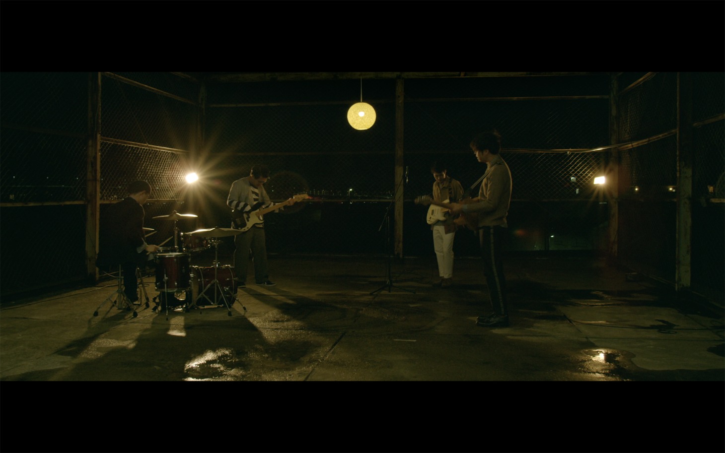 Blueglue「宇宙の風に乗って」ミュージックビデオのワンシーン。