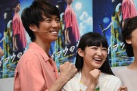 左から辰巳雄大、柏木ひなた。