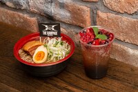 ご馳走そば そらで販売される鮮やかにSODA FANDANGO（650円）と全てをこの刹那に…Soba!!（1200円）。