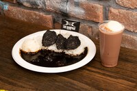 The ぎょるびーで販売されるGO ON THE CURRY（900円）とランペフロート（650円）。