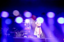 左からEve、夏代孝明。（Photo by Viola Kam［V'z Twinkle］）