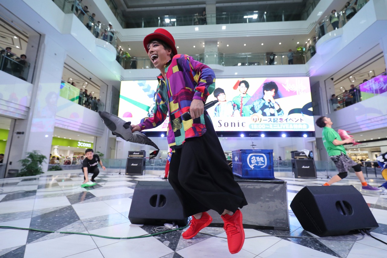 jealkb「ミニアルバム『Mix Up Sonic』リリースイベント」東京・池袋サンシャインシティ噴水広場公演の様子。（写真提供：株式会社よしもとクリエイティブ・エージェンシー）