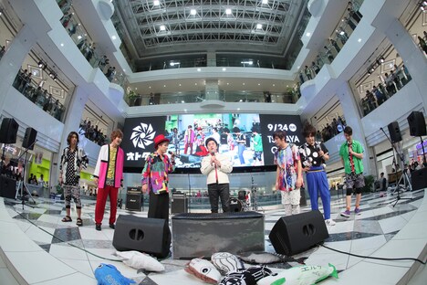 jealkb「ミニアルバム『Mix Up Sonic』リリースイベント」東京・池袋サンシャインシティ噴水広場公演の様子。（写真提供：株式会社よしもとクリエイティブ・エージェンシー）