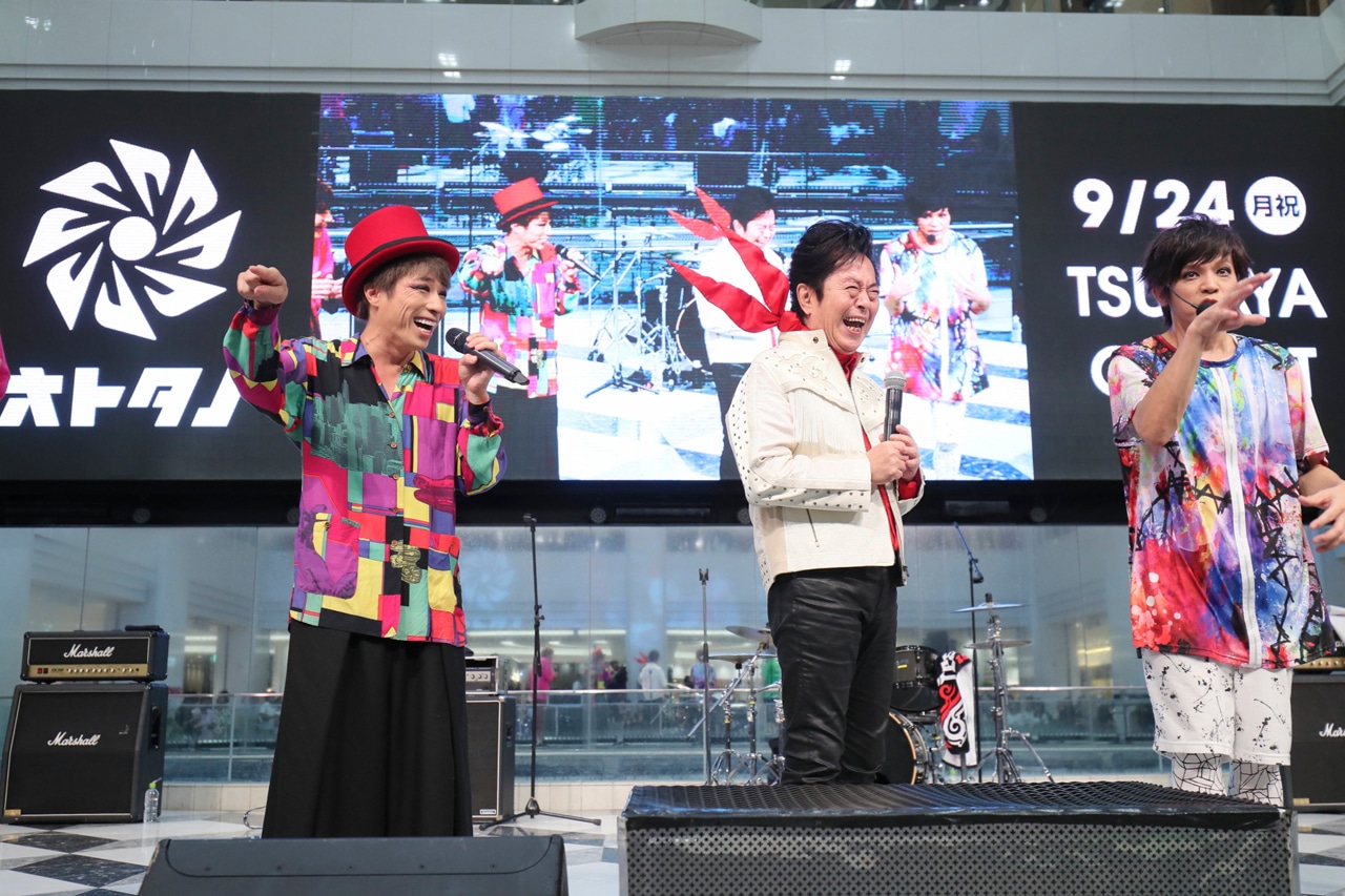 jealkb「ミニアルバム『Mix Up Sonic』リリースイベント」東京・池袋サンシャインシティ噴水広場公演の様子。（写真提供：株式会社よしもとクリエイティブ・エージェンシー）