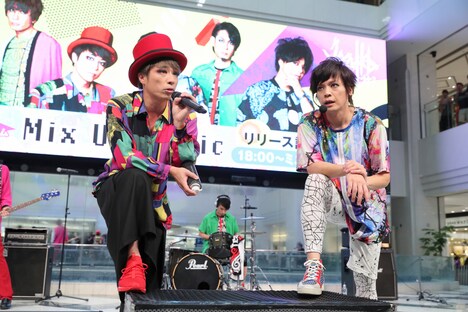 左からhaderu（Vo）、hideki（Agitator）。（写真提供：株式会社よしもとクリエイティブ・エージェンシー）