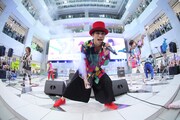jealkb「ミニアルバム『Mix Up Sonic』リリースイベント」東京・池袋サンシャインシティ噴水広場公演の様子。（写真提供：株式会社よしもとクリエイティブ・エージェンシー）