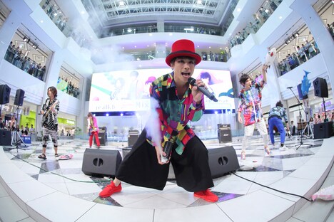 jealkb「ミニアルバム『Mix Up Sonic』リリースイベント」東京・池袋サンシャインシティ噴水広場公演の様子。（写真提供：株式会社よしもとクリエイティブ・エージェンシー）