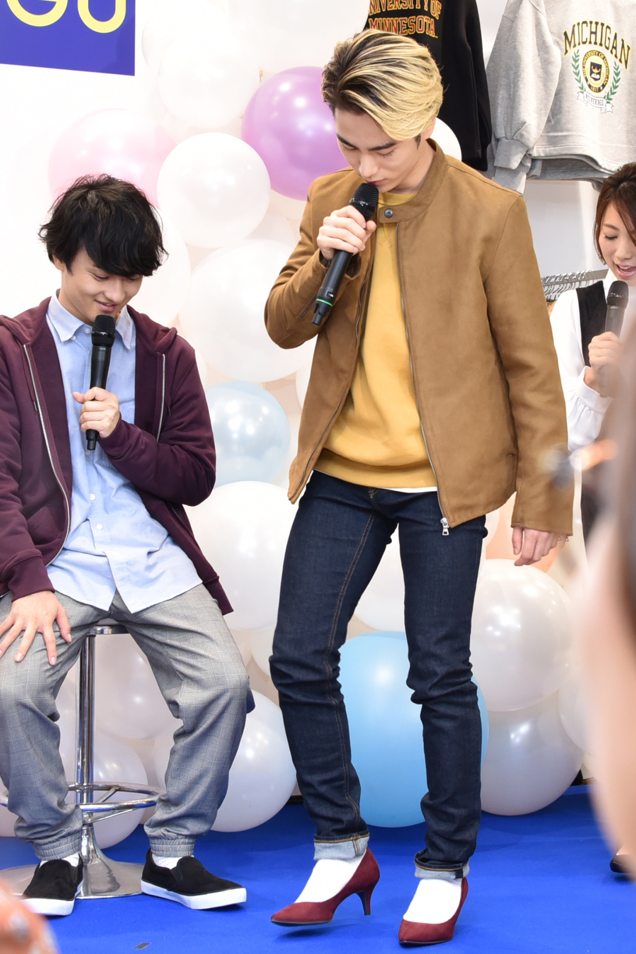 マシュマロパンプスを試着した泉大智（右）。