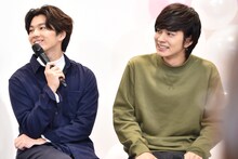 橘柊生と泉大智のコントの行方を見守る（左から）矢部昌暉、北村匠海。